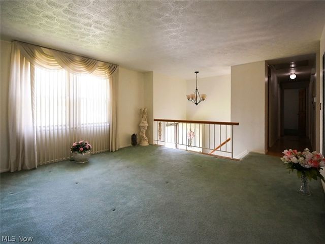 100 Blossom Lane, Niles, OH 44446