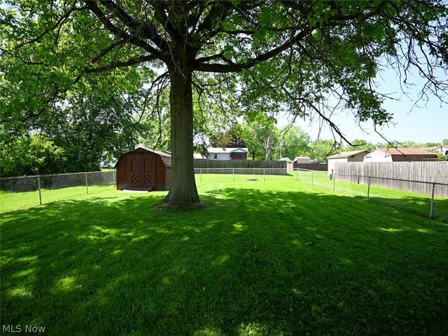 100 Blossom Lane, Niles, OH 44446