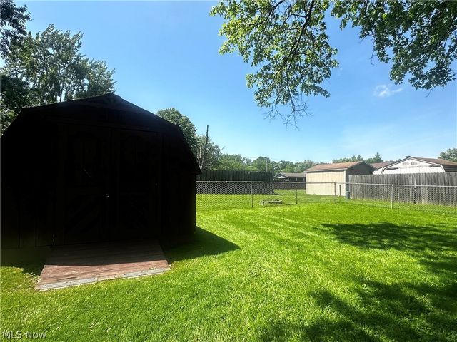 100 Blossom Lane, Niles, OH 44446