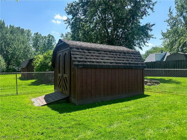 100 Blossom Lane, Niles, OH 44446
