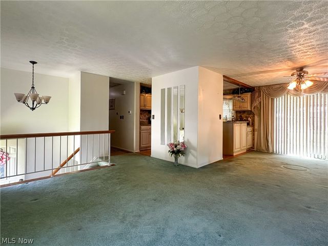 100 Blossom Lane, Niles, OH 44446