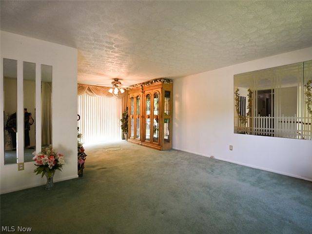 100 Blossom Lane, Niles, OH 44446