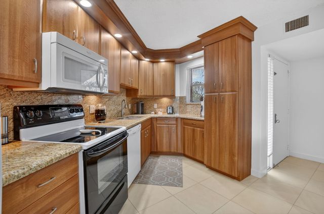 5851 Camino Del Sol Apt 402, Boca Raton, FL 33433