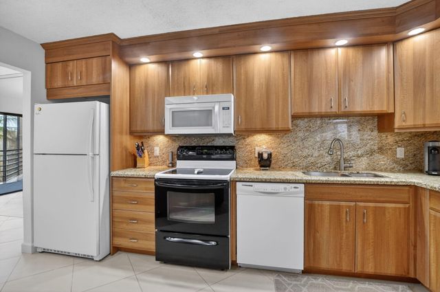 5851 Camino Del Sol Apt 402, Boca Raton, FL 33433