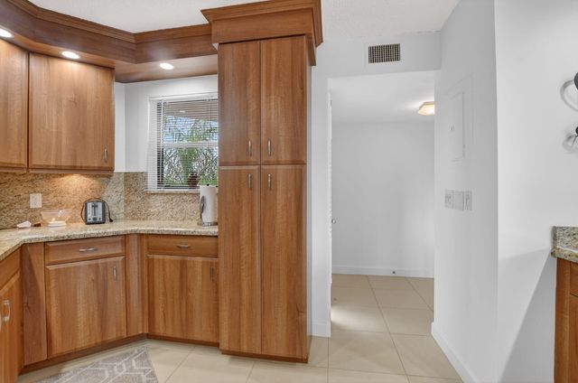 5851 Camino Del Sol Apt 402, Boca Raton, FL 33433