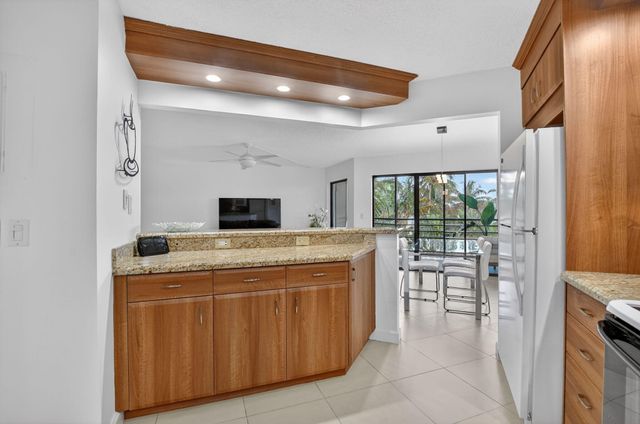 5851 Camino Del Sol Apt 402, Boca Raton, FL 33433