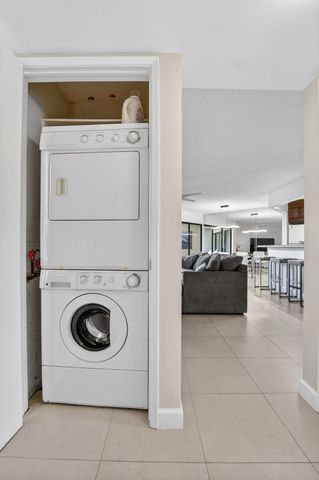 5851 Camino Del Sol Apt 402, Boca Raton, FL 33433