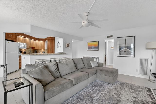 5851 Camino Del Sol Apt 402, Boca Raton, FL 33433