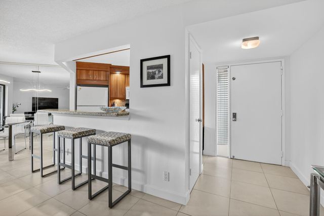 5851 Camino Del Sol Apt 402, Boca Raton, FL 33433