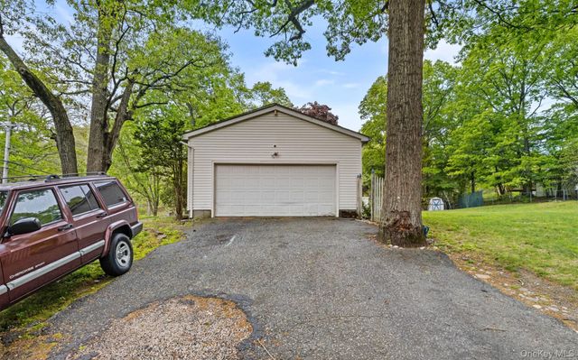 62 W Bartlett Road, Middle Island, NY 11953