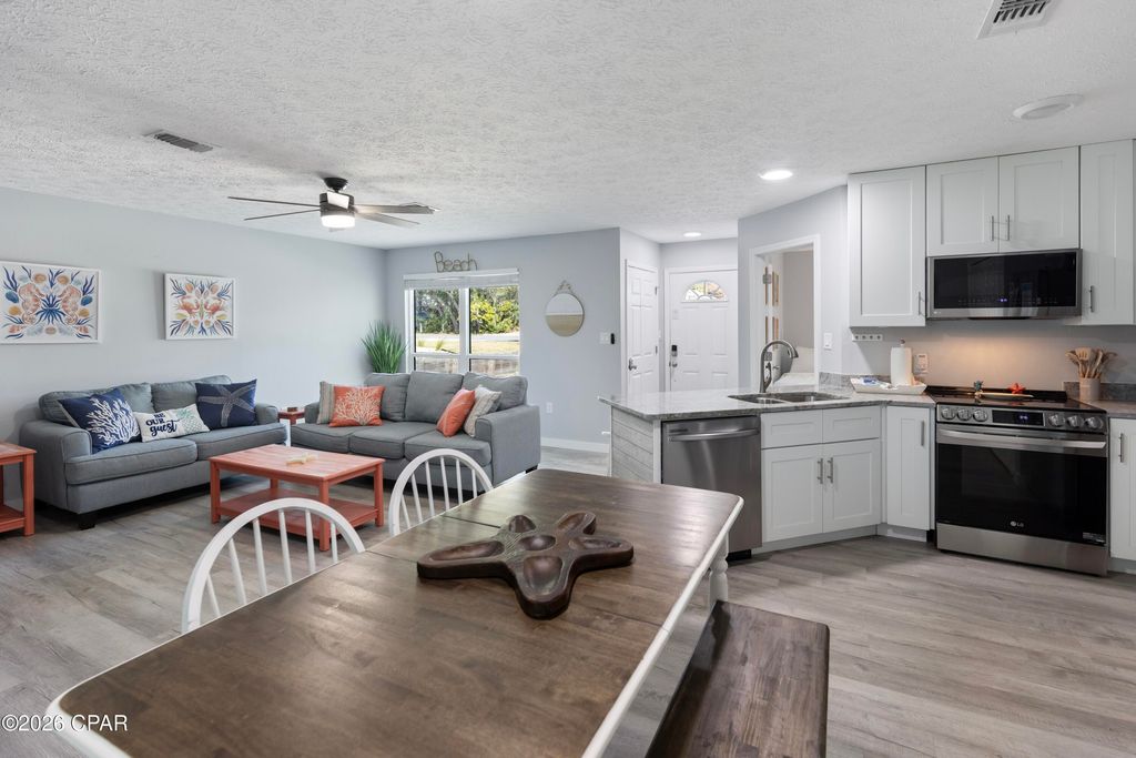 Image 7 of property listing at 21401 Hilltop Avenue, Panama City Beach, FL 32413
