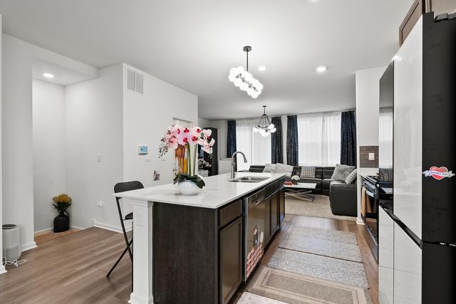 343 Summit Circle Summit Circle 343, Lombard, IL 60148