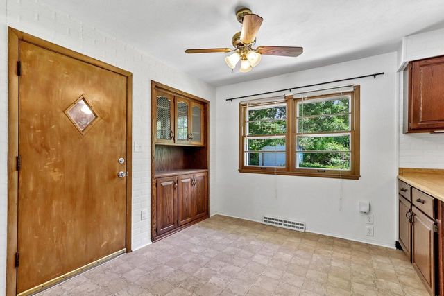 5700 S 41st STREET, Greenfield, WI 53221