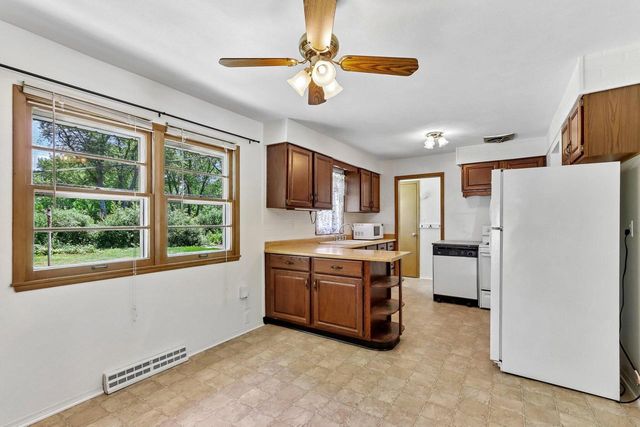 5700 S 41st STREET, Greenfield, WI 53221