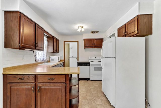 5700 S 41st STREET, Greenfield, WI 53221