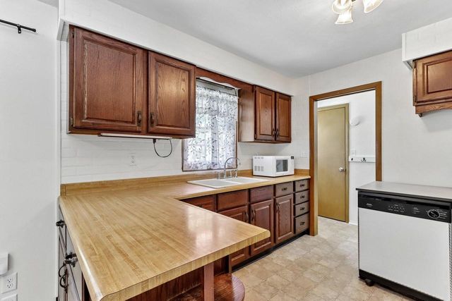 5700 S 41st STREET, Greenfield, WI 53221