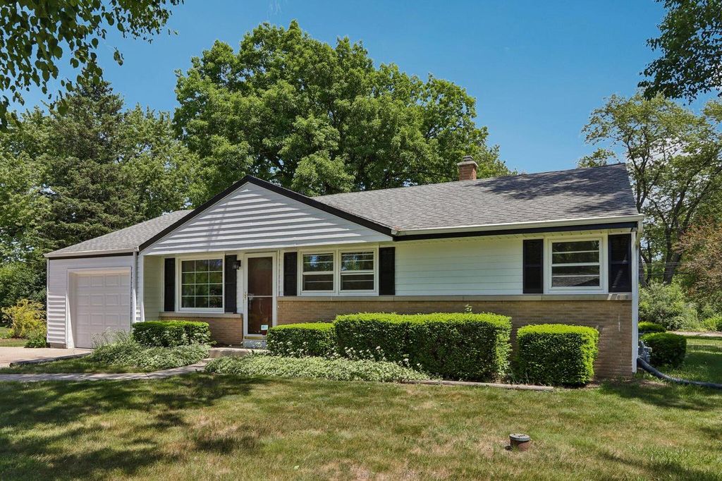 5700 S 41st STREET, Greenfield, WI 53221