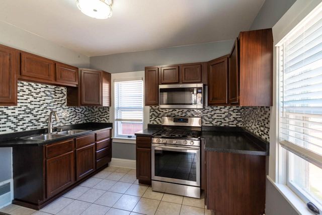 810 73rd STREET, Kenosha, WI 53143