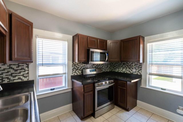 810 73rd STREET, Kenosha, WI 53143