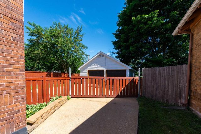 810 73rd STREET, Kenosha, WI 53143