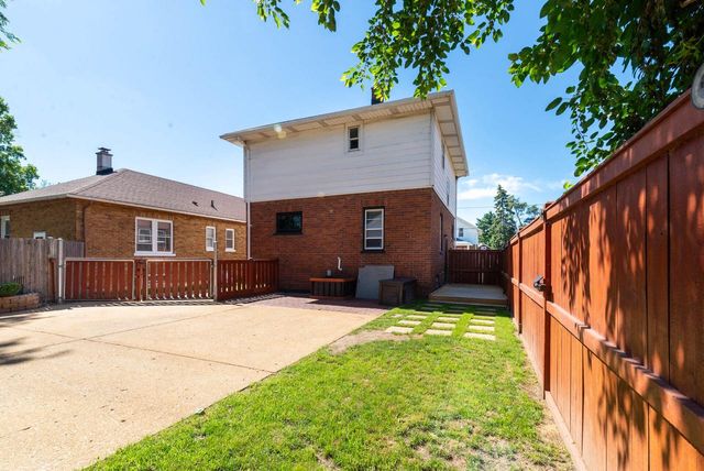 810 73rd STREET, Kenosha, WI 53143