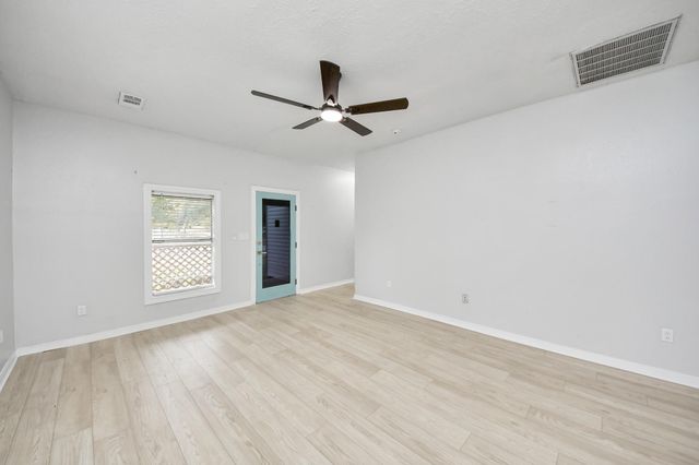 125 N Shirley St, Alvin, TX 77511