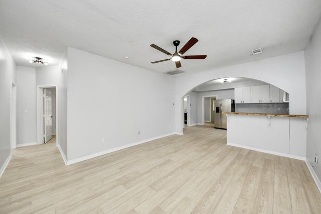 125 N Shirley St, Alvin, TX 77511