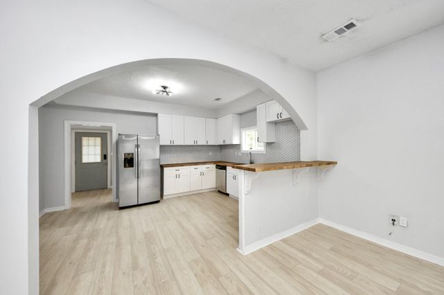 125 N Shirley St, Alvin, TX 77511