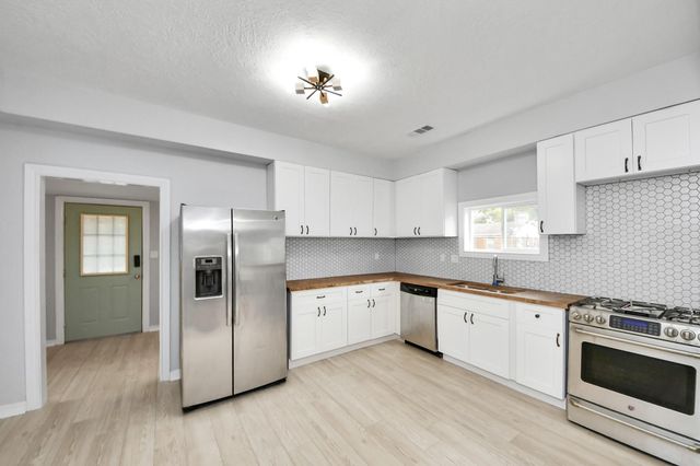 125 N Shirley St, Alvin, TX 77511