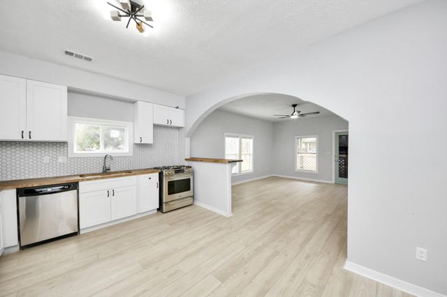 125 N Shirley St, Alvin, TX 77511