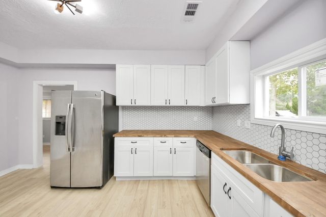 125 N Shirley St, Alvin, TX 77511