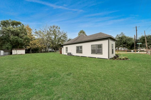 125 N Shirley St, Alvin, TX 77511