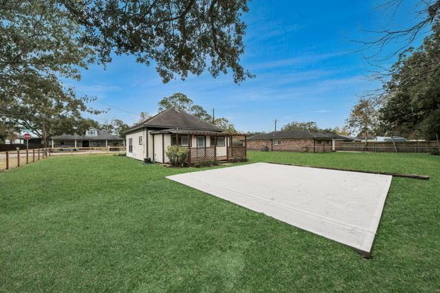 125 N Shirley St, Alvin, TX 77511