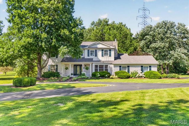 13231 Thornhill Drive, Town And Country, MO 63131
