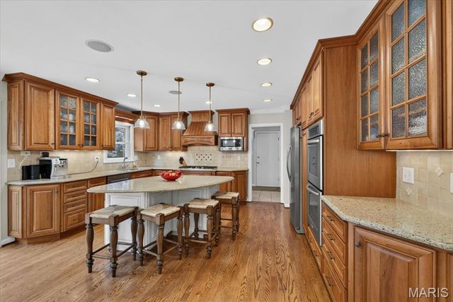 13231 Thornhill Drive, Town And Country, MO 63131
