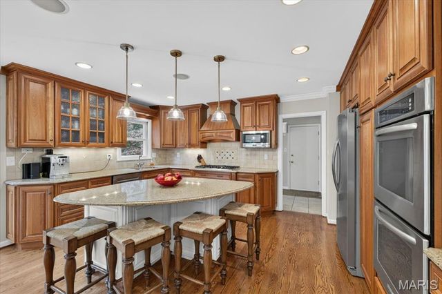 13231 Thornhill Drive, Town And Country, MO 63131