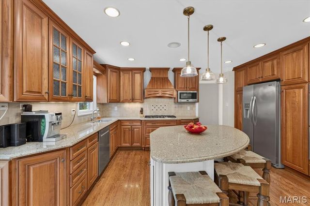 13231 Thornhill Drive, Town And Country, MO 63131
