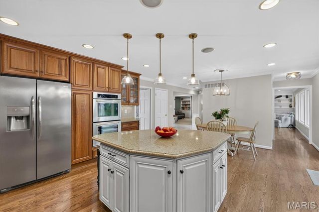 13231 Thornhill Drive, Town And Country, MO 63131