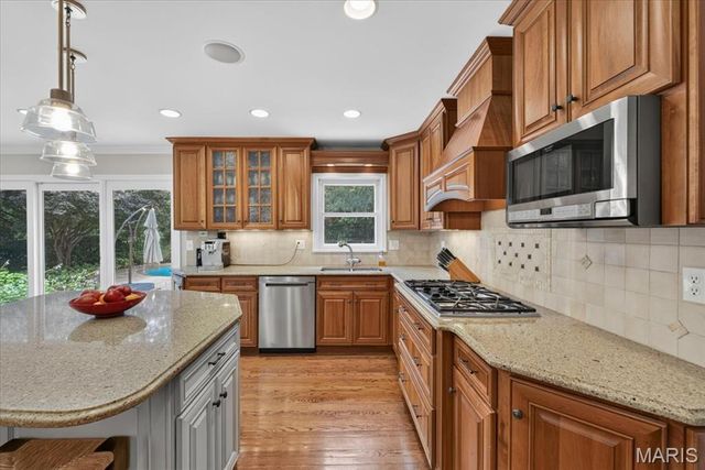13231 Thornhill Drive, Town And Country, MO 63131