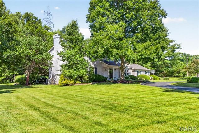 13231 Thornhill Drive, Town And Country, MO 63131