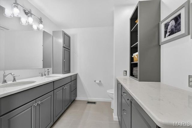 13231 Thornhill Drive, Town And Country, MO 63131