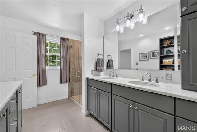 13231 Thornhill Drive, Town And Country, MO 63131
