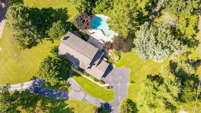 13231 Thornhill Drive, Town And Country, MO 63131