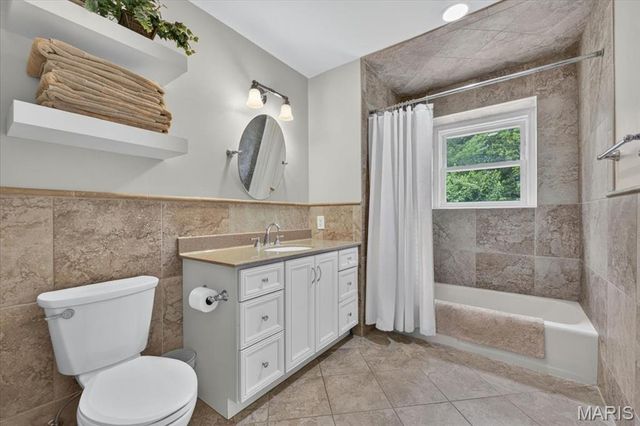 13231 Thornhill Drive, Town And Country, MO 63131