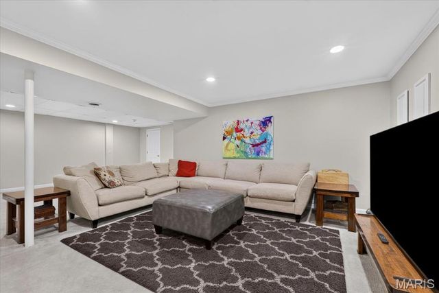 13231 Thornhill Drive, Town And Country, MO 63131