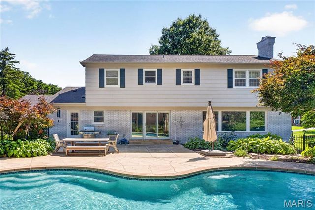 13231 Thornhill Drive, Town And Country, MO 63131