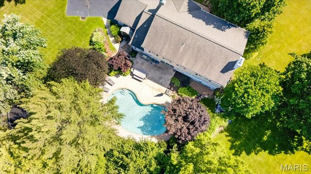 13231 Thornhill Drive, Town And Country, MO 63131