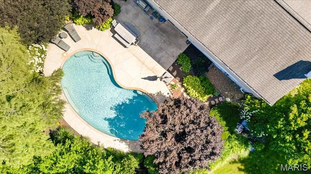 13231 Thornhill Drive, Town And Country, MO 63131