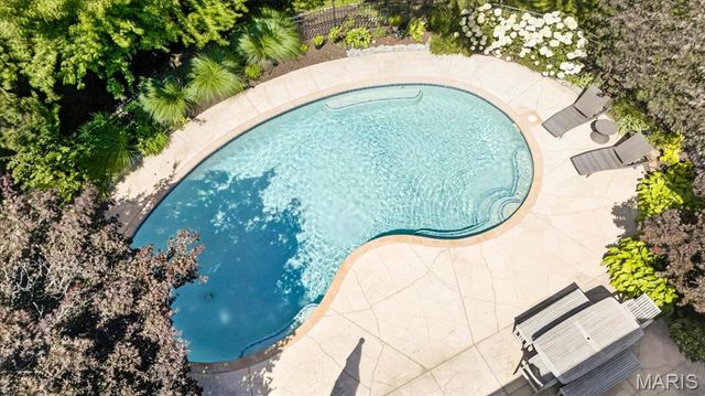 13231 Thornhill Drive, Town And Country, MO 63131