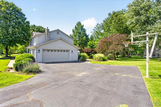 13231 Thornhill Drive, Town And Country, MO 63131